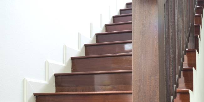 gesloten houten trap plaatsen